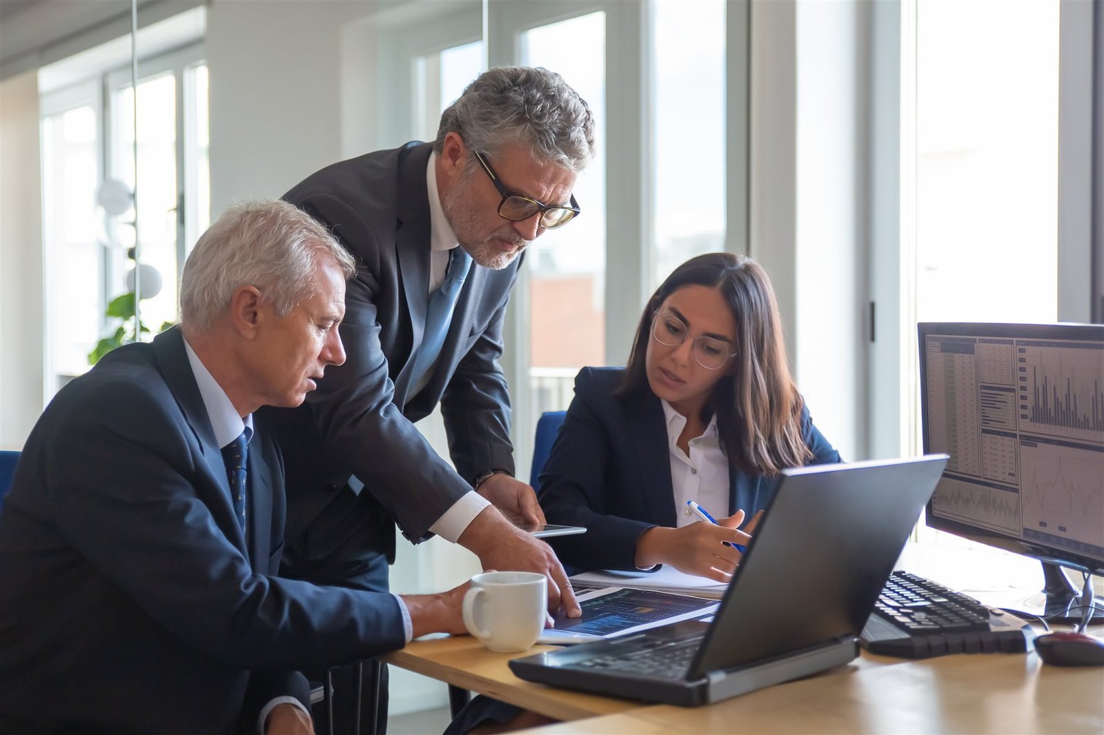 Especialistas analisando indicadores e processos corporativos