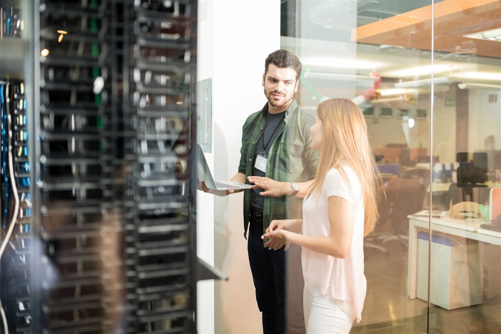 Especialistas analisando sistemas corporativos em um data center
